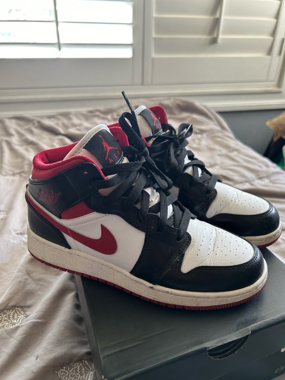 Air Jordan 1 Mid GS 'Black Gym Red'